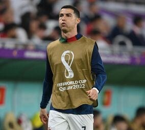 C・ロナウドに水をかけた“屈辱的愚行”に母国ファンが激怒！「ポルトガルを中傷するためにあらゆることをした」「生涯入場禁止にしろ」【W杯】