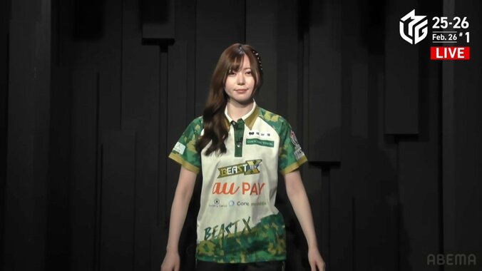 東城りお、色気アップのサイドヘアに美脚を披露