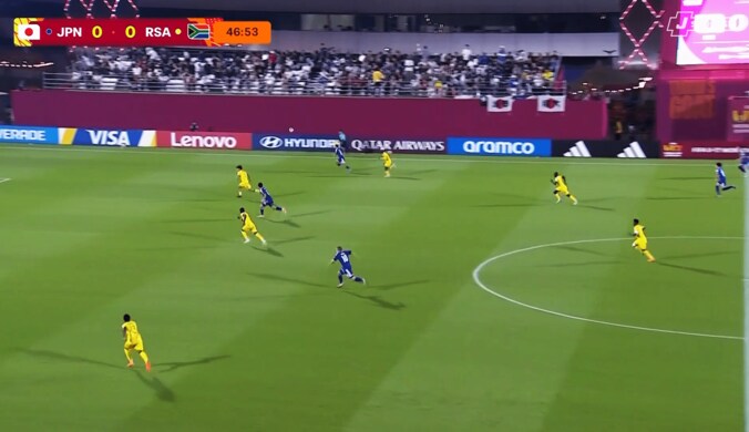 村松のフィードは右サイドの平島に上手く通る