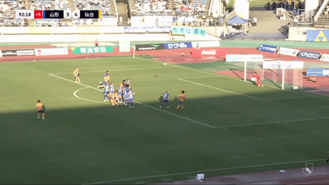 狂喜乱舞！ 30m直接FKゴラッソ→仲間たちの“俺が決めたぞ”爆走が話題沸騰「6月のJ2ベストゴール確定」「狂い具合が最高」「誰が決めたかわからんw」仙台がみちのくダービー劇的弾 3枚目