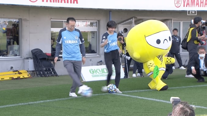 「モー娘にこんな可愛い子いたの？」17歳アイドルがJリーグ登場で脚光！弓桁朱琴の弾ける笑顔と“ふんわりキック”「眩しすぎる」「なぜかパネンカw」 4枚目