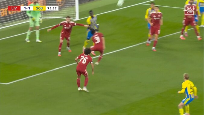 「何やってんねん」遠藤航、まさかのクリアミスで失点関与「相当叩かれそうなミス」相手CKでヘディング処理を誤りゴールを許した瞬間 4枚目