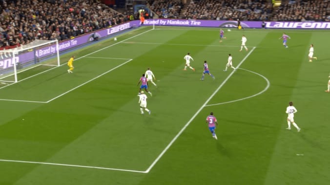 「良いボール！」鎌田大地の“完璧クロス”に解説も絶叫！「スピード、角度、タイミングすべて最高」の絶品アシスト 5枚目