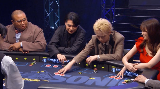 【映像】美人すぎるポーカー女王の“流し目スマイル”