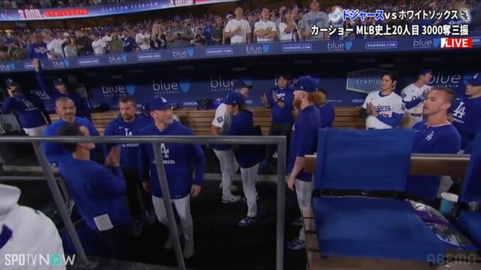 山本由伸らチームメートと抱き合う