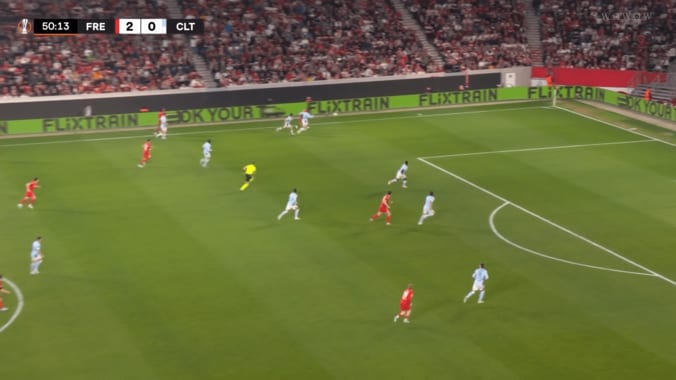 日本代表MFの“股抜きドリブル”が圧巻！スピード＆テクニックで相手2人をぶち抜いた瞬間 鈴木唯人がELで躍動 3枚目