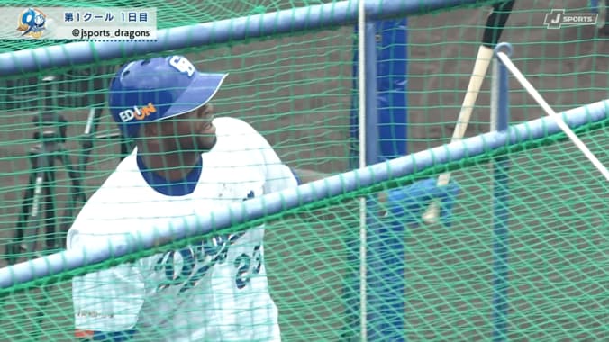 バッティング練習を行うドラゴンズのサノー