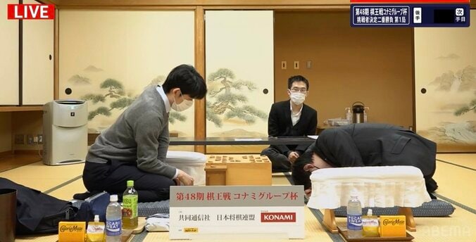 佐藤天彦九段の“フリースタイル”な考慮姿勢に解説棋士＆女流棋士「ヨガの先生？」ファンも「折り畳み式」「お団子」と大喜利状態に 1枚目