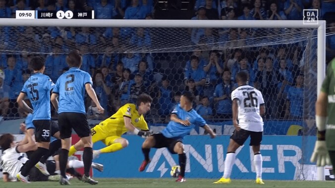 「あんな狭い場所で…」難易度マックスの“反転ボレー弾”が話題！「月間ベストゴール濃厚？」神戸FWが古巣川崎からゴラッソ「恩返しがすぎるよ…」 5枚目