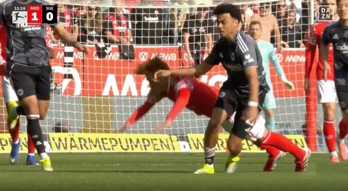 一体、何が…？ 佐野海舟にタックルで“珍ハプニング”「止めたれよ」「大丈夫か」ドイツ代表DFが起き上がれず悶絶→ボールがまさかの直撃 5枚目