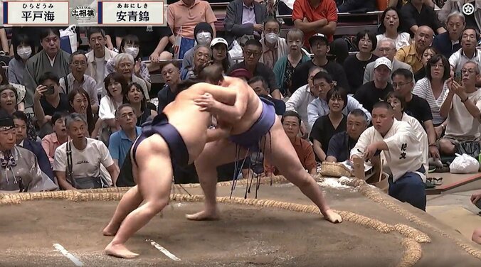 黒のノースリーブにネックレス姿の小谷さん