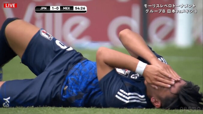 「レッドだろ！」“悪質な肘打ち”でU-20日本代表MFが悶絶…「ガッツリ振ってる」「イエローは酷い」「完全に顔を狙ってる」小倉幸成を出血させたメキシコMFにファン怒り 3枚目