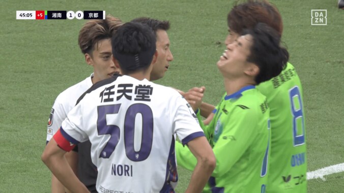 「ルールがわからん…」DOGSO退場orアドバンテージ決定機の“難しいジャッジ”が脚光！「どっちが有利？」「流してほしかった」ファンの意見様々 5枚目