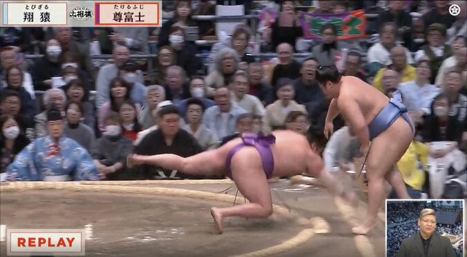 「何列目まで飛んでいった？」大相撲で“審判ひっくり返る”アクシデント 「元々こんな引きはしない」人気力士の異変疑う声も 2枚目