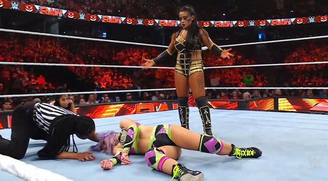 女子レスラー、回し蹴り“一発”で衝撃KO 「事故？」「失神した」騒然の幕切れ レフェリー懸命のストップに称賛の声 1枚目