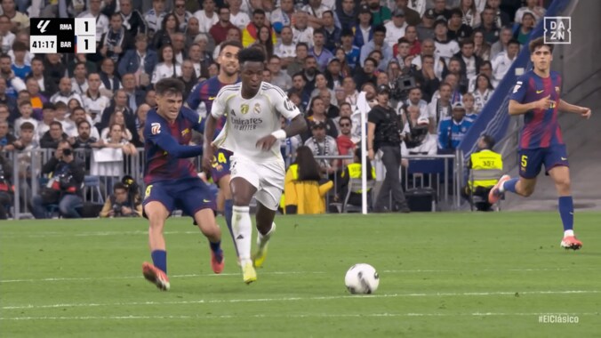 「おーい！引っ張りすぎ！」ヴィニシウスが超加速→ペドリの大胆ファウルにSNS衝撃「体幹えぐいな」「ユニの耐久性がすごい」 5枚目