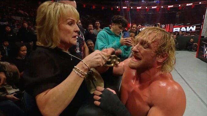 「なんて母親だ！」リングサイドで息子に“凶器” 前代未聞の事態にファン驚愕 2枚目