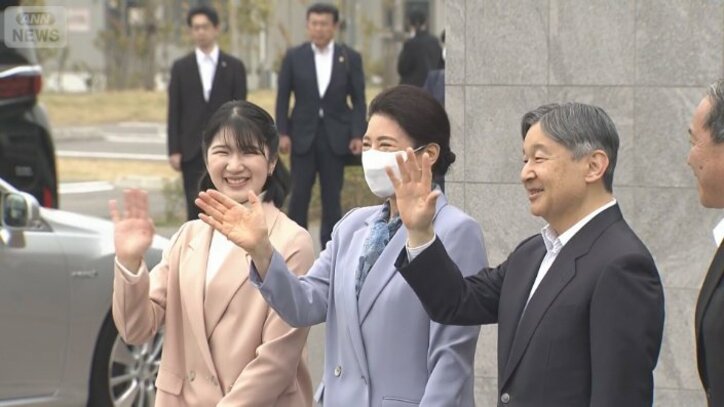 手を振る天皇ご一家