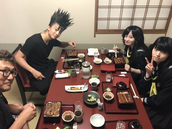 橋本環奈、乃木坂46･若月佑美とスケバンコンビ結成！　メンチ切ったヤンキー座りショット公開