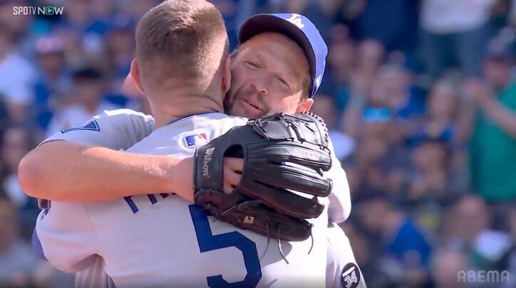 【写真・画像】カーショーの降板で“粋な計らい” 途中交代のフリーマンがマウンドへ向かい労う「歴史に残るシーン」 サプライズ演出に「泣ける」　1枚目