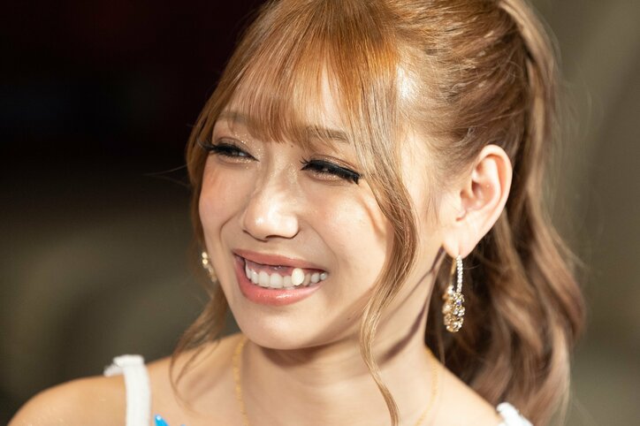 24歳人気ギャルモデル、大胆スリット入りワンピから美脚チラリ！ 北村一輝のイケメン息子に猛アピール