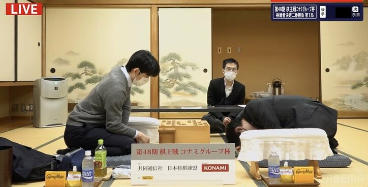 佐藤天彦九段の“フリースタイル”な考慮姿勢に解説棋士＆女流棋士「ヨガの先生？」ファンも「折り畳み式」「お団子」と大喜利状態に