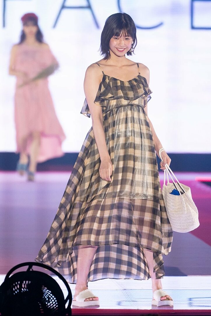 渡邉理佐の”透け感ワンピース”に視線集中、欅坂46が「ガルアワ」5回目の出演