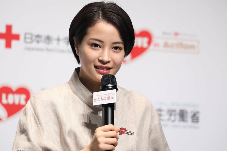 広瀬すず、新田真剣佑からの“頭ぽんぽん”ショット公開「美男美女すぎ」「最強コンビ」