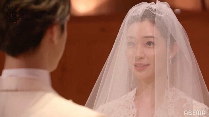 足立梨花、夫・塩野瑛久と結婚式でキス！美しすぎる誓いのシーンにスタジオ大興奮『私たち結婚しました2』第5話