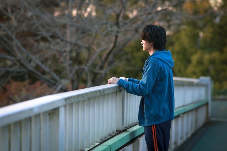 半裸での猥褻写真を撮影され脅迫「もう死ぬしかない」追い詰められた高校生は歩道橋から身を乗り出し…『泥濘の食卓』