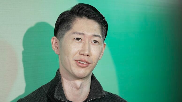 「常に相手をリスペクトし、真摯にカッコつける」マルチな経歴を持つ10頭身ポーカープレーヤー・KuZの“美学”