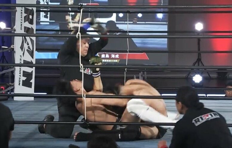 「極真王者が落とされた」16歳MMAファイター、極真王者から“悶絶”タップ「何このフィニッシュ」まさかの結末に騒然