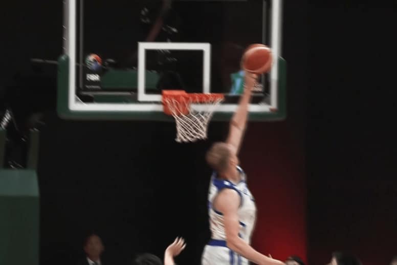 「酷い判定…」“疑惑のジャッジ”にホーバスHCが激昂！「これがゴールテンディングじゃないと？」「チャレンジ案件」ファンも騒然【バスケ日本代表】