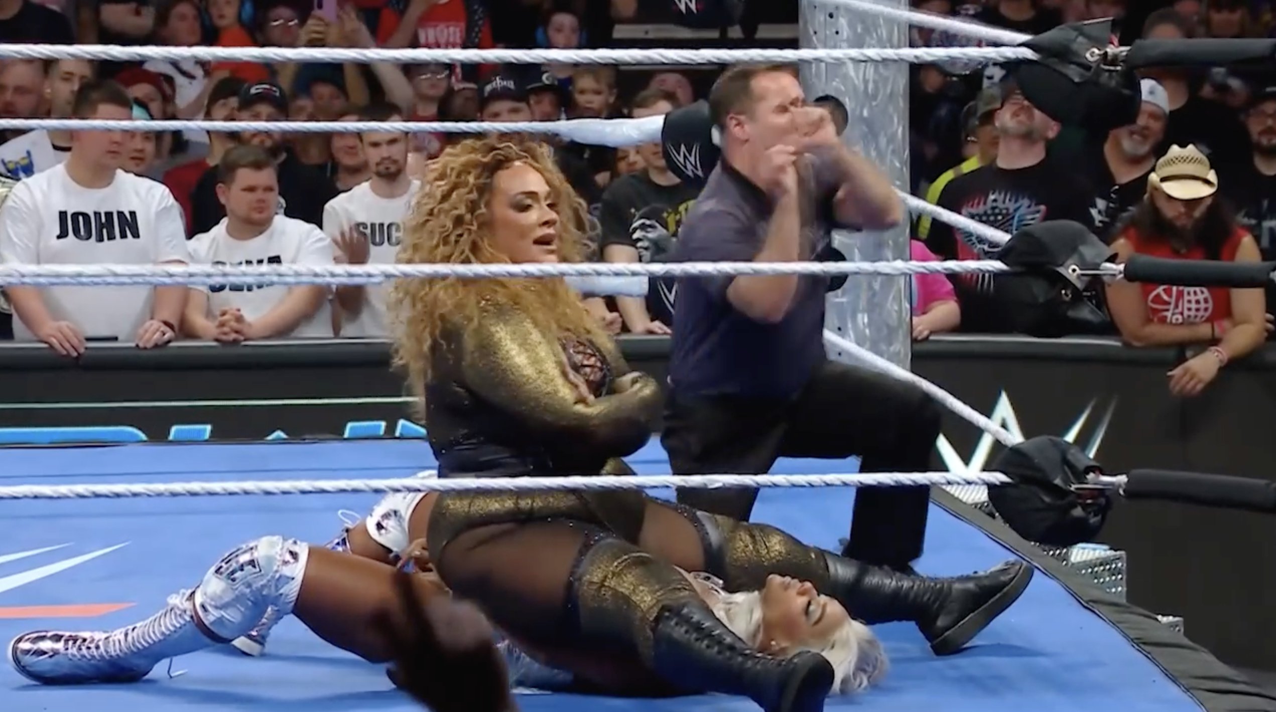 きわどい画像 脱げそう」“120キロ超”女子レスラーの必殺技が“きわどい衣装”を襲う…強烈プレス→スレスレの着地点にファン騒然「ギリギリだな」(ABEMA TIMES)|dメニューニュース(NTTドコモ)