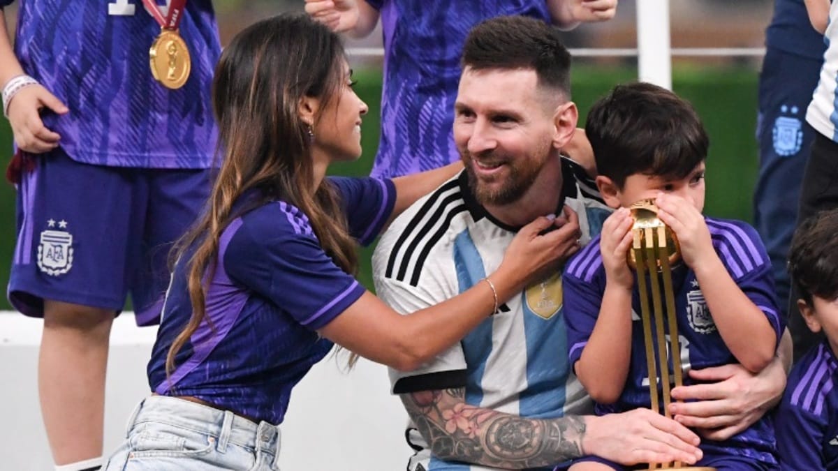 W杯優勝のメッシ、SNSにメッセージ投稿！ 愛妻は「どれほど苦しんだか