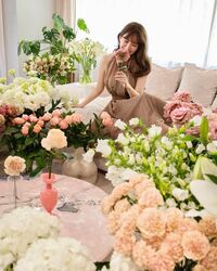 小嶋陽菜、花に囲まれ33歳の誕生日を報告「たくさんの愛を届けられるように」