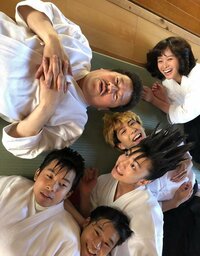 『今日俺』清野菜名「本当にすき」 賀来賢人&伊藤健太郎らと佐藤二朗を囲った“道場オフショット”公開