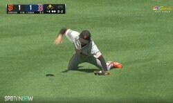 グラウンドをぶん殴る！ 一体、何が起こった…！？ “韓国のイチロー”がブチギレ！痛恨エラー→ダイビングキャッチで感情が爆発する瞬間 「怖っ！」「どういう感情w」