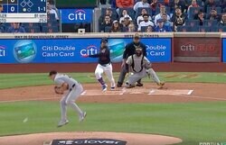 一体、何が起きた？ 1147億円男ソトの“爆速打球”でピッチャーが飛んだ！「これはヤバい」「すごい音」164キロ“低弾道ライナー”が通過