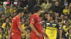 「カード出させるの上手いな」名古屋DF、挑発に乗って相手を突き飛ばし警告…“してやったり”の柏MFにはお咎めなしでファン不満「両方に出して欲しい」