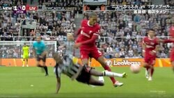 疑惑の判定か！？ まさかの一発退場にブチギレ！ 足は払ってるけど… 痛恨のレッドカードにスタジアム騒然　リバプール主将ファン・ダイクの怒りがおさまらない