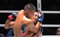 押し倒して頭部強打でKO？ 倒れた拍子に頭突き？ 実況困惑の衝撃決着 スロー映像でもよくわからない戦慄の縦ヒジに反響