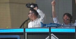 球場騒然！ 日本ハム・清宮がホームラン級の超特大飛球→グラブを咄嗟に差し出した男が“スーパーキャッチ”する珍プレーが起きた瞬間