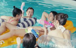 4人の水着美女がマッチョイケメンを取り囲み…ハーレム展開に霜降りせいや「これなんやねん！」