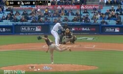 球場騒然！こんな大谷翔平は見たことない… バットにすら当たらない　ダルビッシュ有の”魔球の動き方”がヤバすぎると話題に 「来ると分かっても打てない」「巧妙すぎる」