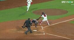 投手ブチギレ！ イチロー級の「忍者走塁」がヤバすぎると話題に　アウト判定が一転セーフに… ギリギリでタッチアウト回避したアクロバティックすぎる本塁生還が決まった瞬間　