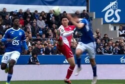 「演技すんな」「嘘はいかん」南野拓実、危機一髪！ハイキック緊急停止→相手DFがシミュレーションで大袈裟に痛がった決定的シーン…あわやヨーロッパ初のレッドカード