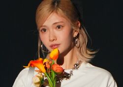 “伝説のキャバ嬢”から社長に転身・ひめか、スケスケシースルー衣装でほっそり美脚披露！「脚キレイ」「かわいすぎる！」の声