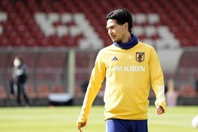 序列低下が叫ばれる今、10番背負う南野拓実はW杯逆転への布石を打てるか？