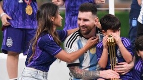 W杯優勝のメッシ、SNSにメッセージ投稿！ 愛妻は「どれほど苦しんだか」